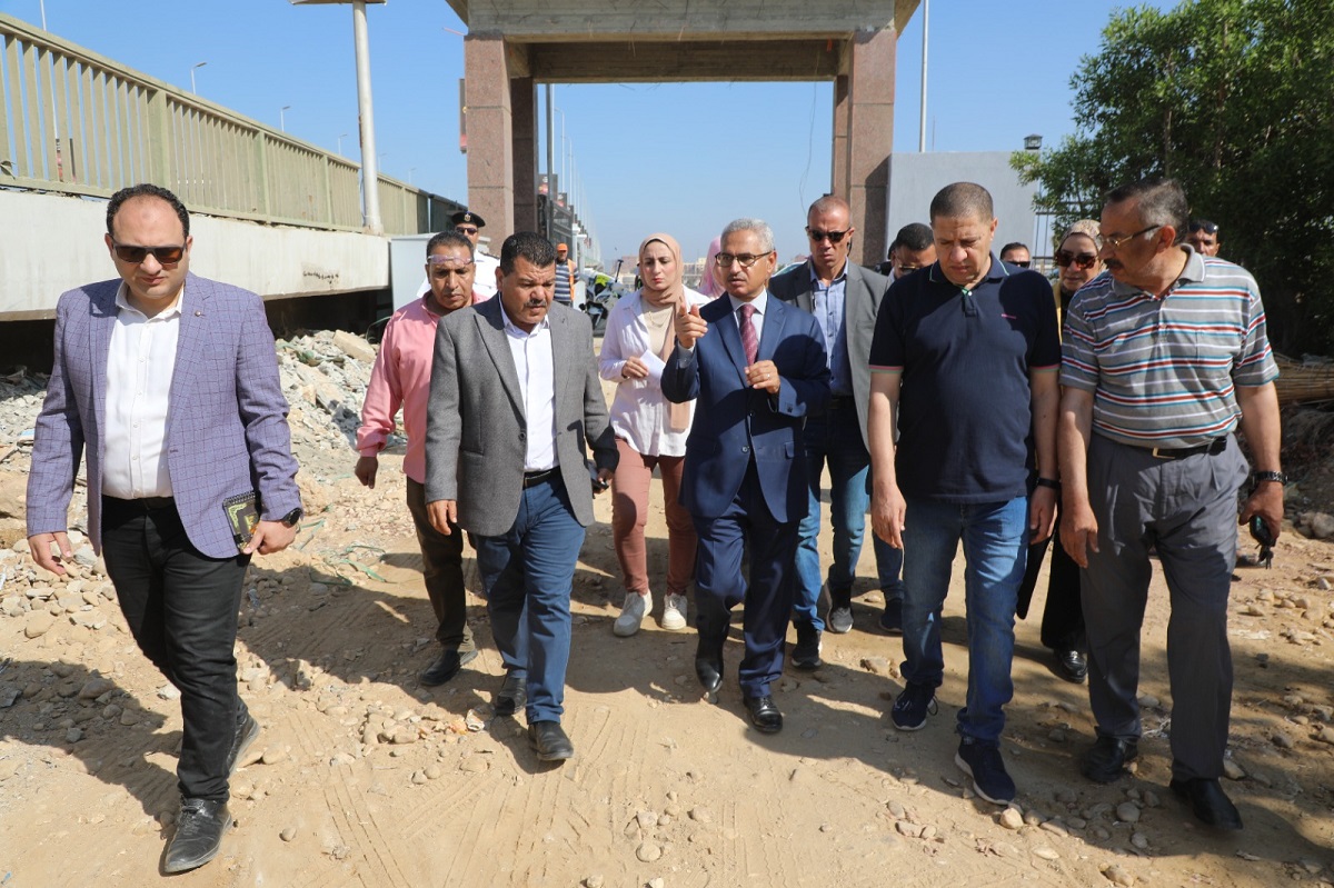 المحافظ يتفقد مشروع المرسى السياحى شرق النيل